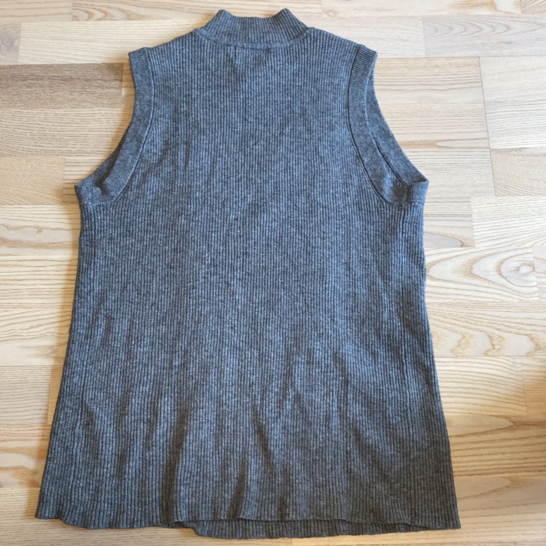 Grå stickad pull-over - 1