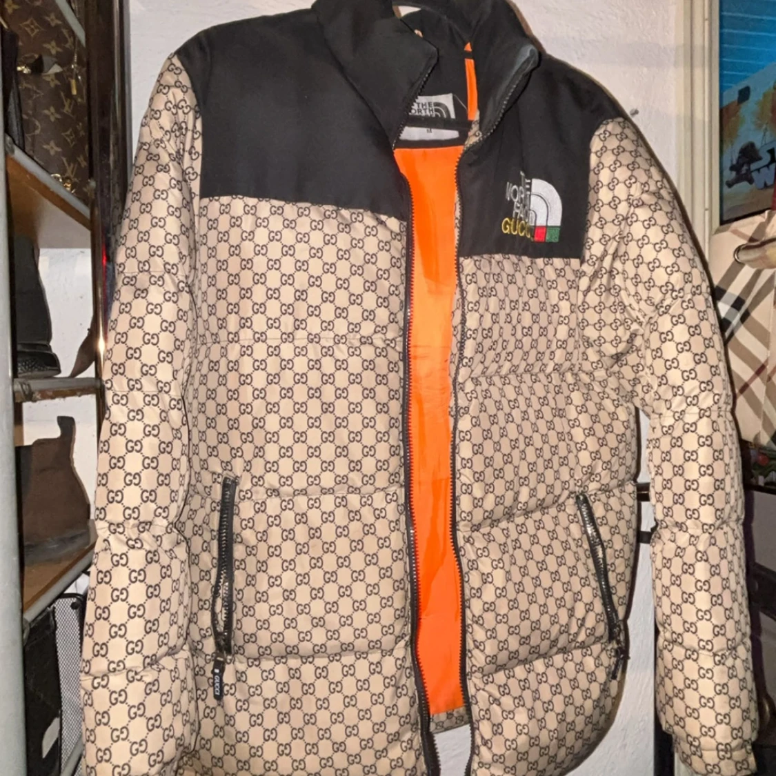 Beige och svart pufferjacka från The North Face x Gucci