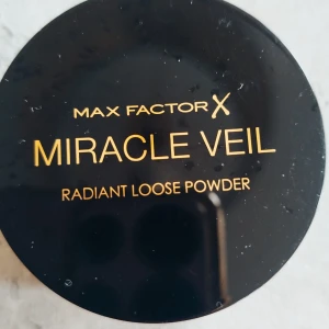 Miracle Veil Radiant Loose Powder från Max Factor - Miracle Veil Radiant Loose Powder från Max Factor är ett löspuder som ger en strålande finish. Perfekt för att sätta sminket och ge en jämn hudton. Kommer i en praktisk burk med sifter för enkel applicering. Oanvänd såklart. Nypris 179:- 