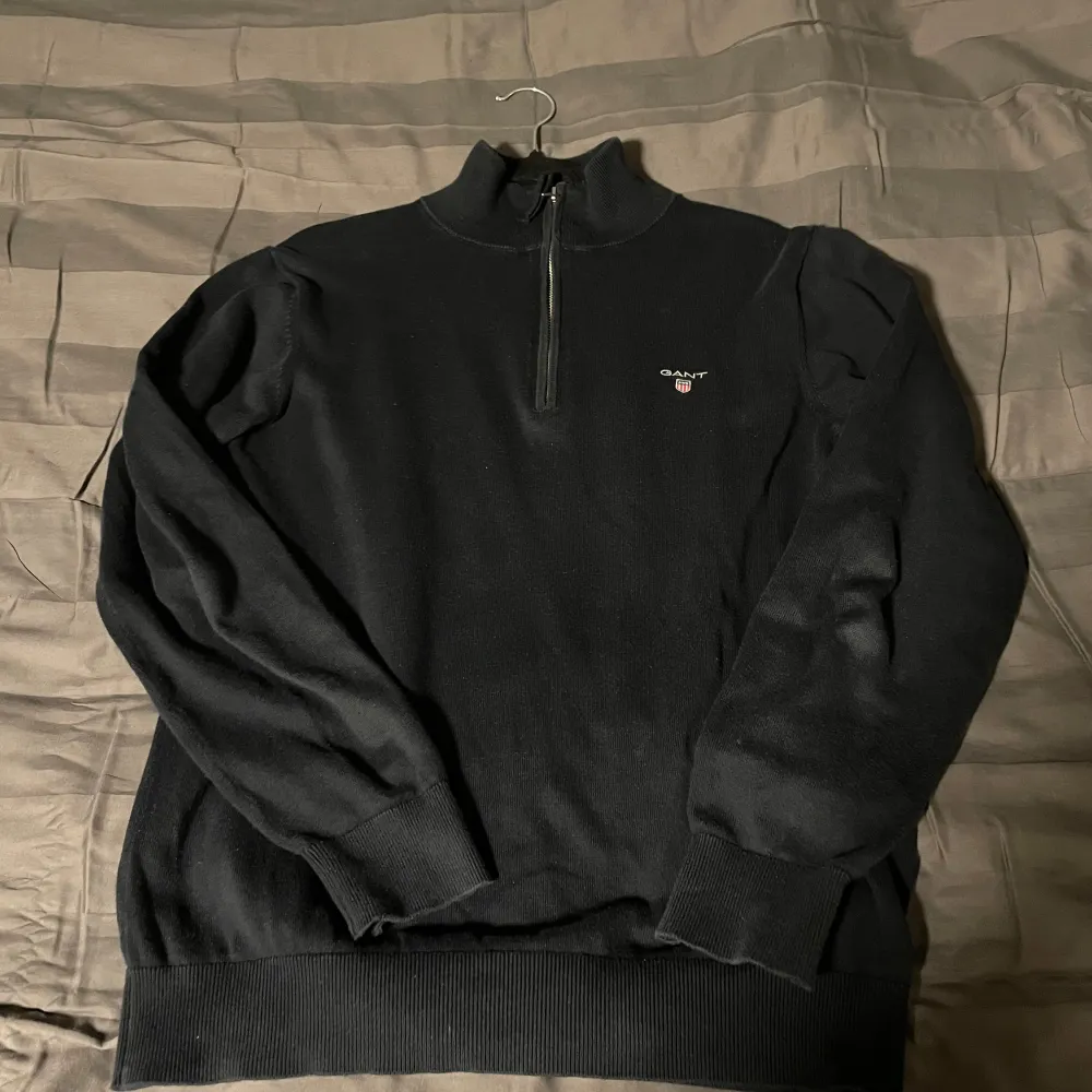 Säljer då jag ej använder den längre. Mycket bra skick. Köpte på Zalando för 1600. Hupparit & Collegepaidat.