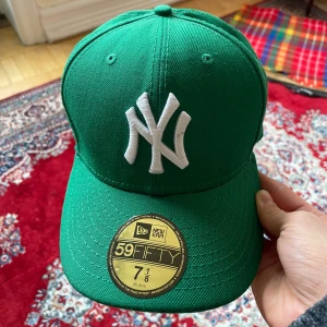 Grön keps från New Era storlek 56,8cm (7 1/8) - Snygg grön fitted keps från New Era med laget New York Yankees . Modellen är 59FIFTY. Aldrig använd med säljer pga lite för liten🌟
