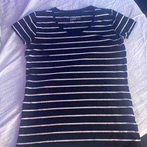 Svart och vit randig t-shirt från Basic You - Snygg svart och vit randig t-shirt från Basic You. Perfekt för en avslappnad stil med korta ärmar och rund hals. Gjord i mjukt bomullsmaterial för extra komfort. En klassisk baströja som funkar till det mesta. 🖤🤍