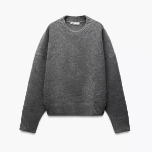 Mjuk enfärgad stickad zara tröja - Säljer då den inte kommer till användning. Använd endast en gång. Den har inga defekter eller slitage.