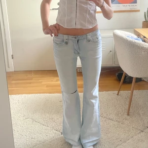 Ljusblå lågmidjade jeans slitningar detaljer - Så snygga lågmidjade ljusblå jeans med slitningar och coola detaljer🥰