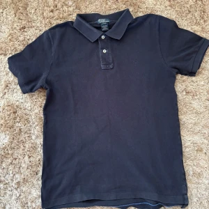 Ralph Lauren pike  - Ralph Lauren piké| storlek 14-16 passar s| skick 9/10| pm för mer info🙌🏼
