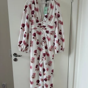 Populär klänning från Gina tricot - Säljer denna enormt fina och populära klänning från Gina då den andra storleken passade bättre🩷 säljer även den blåa vid intresse