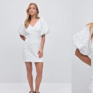 Vit klänning från Gina Tricot - Studentklänning - Säljer en elegant vit klänning från Gina Tricot med v-ringning och puffiga kortärmar. Klänningen har en fin brokadstruktur och en dragkedja i ryggen. Perfekt för studenten! Aldrig använd o alla lappar kvar, slutsåld på hemsidan och butik! Köpt för 599kr