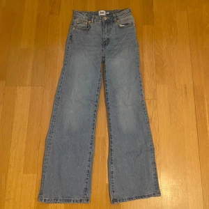 Jeans - Snygga blå jeansbyxor från Lager 157 med en klassisk design. De är i storlek 150, barnavdelning. Passar folk som är runt 150.  