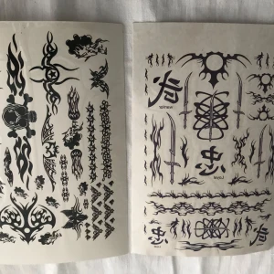 Svart tribal och djur tatueringar - Samling av svarta temporära tatueringar med tribaldesign och djurmotiv. Innehåller skorpioner, drakar, spindlar och olika tribal mönster. Perfekt för att testa olika stilar innan en riktig tatuering.  50kr/2st/bild, sammafrakt 