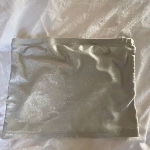 Glittrig silver tubtopp - Snygg glittrig tubtopp i silver. Hm