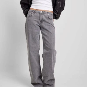 Grå jeans från NA-KD - Säljer dessa snygga jeans från NAKD. Ursprungspris är 699. De är sparsamt använda. 