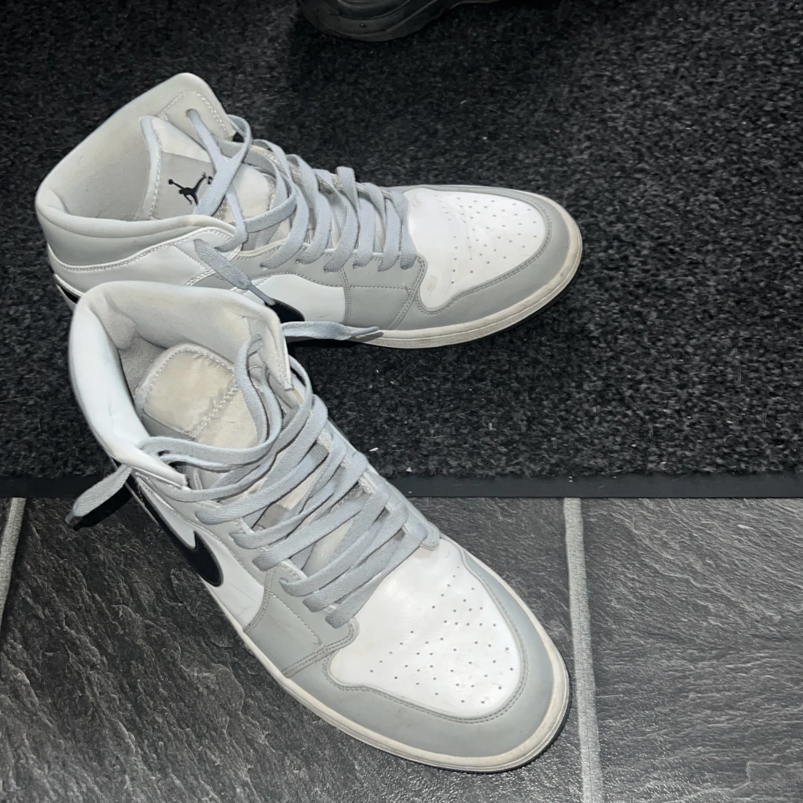 Grå och vita Nike Air Jordans - 4