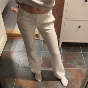 Vita byxor från BikBok - Snygga lågmidjade kostymbyxor från BikBok som är använda ca 2 ggr bara. Super fina och passar perfekt till våren och sommaren💗🌸