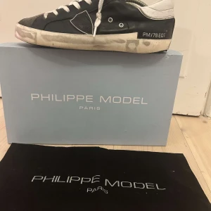  Philippe Model - Snygga svarta skor från Philippe Model. Skorna har en stilren design och är lite använda men inget man märker vid användning. Säljer pga för små för mig. Dom är i storlek 40 allt og medföljer. Skriv vid minsta intresse byten tas!