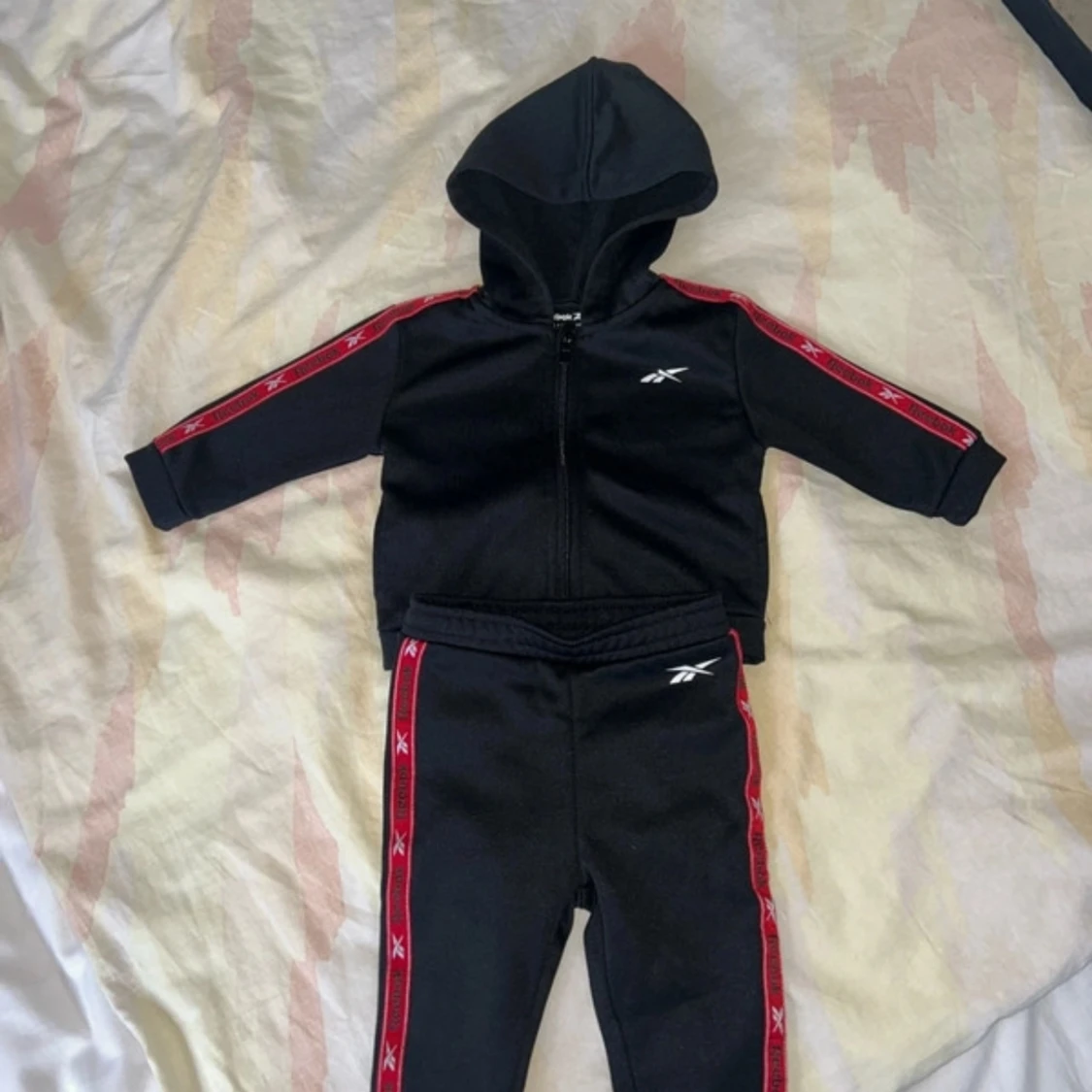 Svart hoodie från Reebok med röda detaljer
