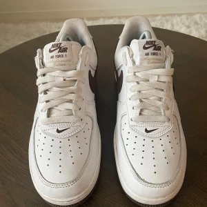 Nike Air Force 1 - Anniversary edition - Nike Air Force 1 - Anniversary edition. Storlek 42. Köpta för 2200. I gott skick.