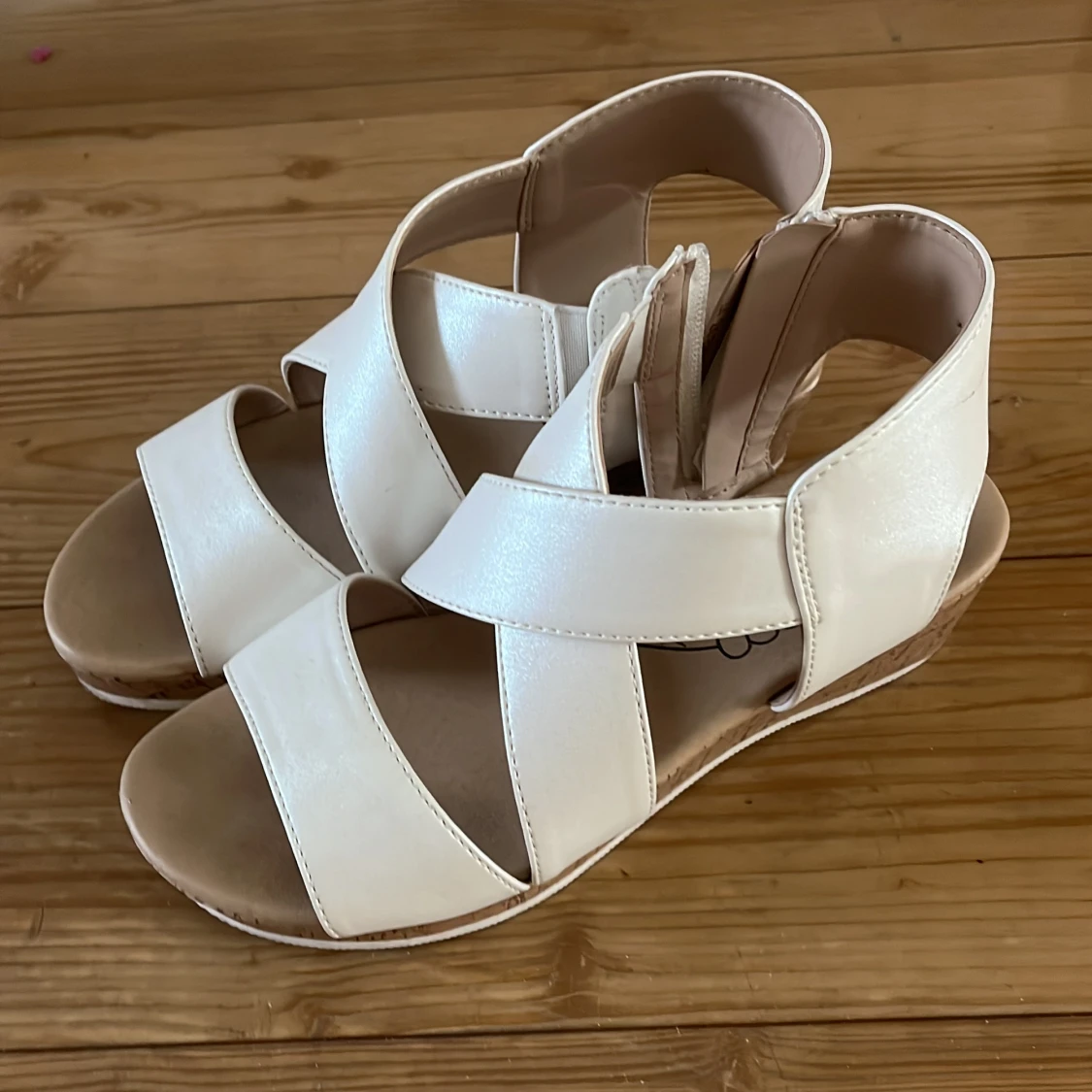 Vita sandaler med kilklack - 1
