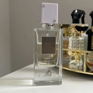 Lattafa Ana Abiyedh parfym - Topp noter: bergamot, orange.       Mellan noter: vanilj, pear.        Bas noter: musk, amber. Köpt för 400