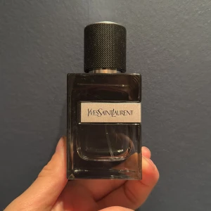 Ysl Y EDP - Säljer en ysl y edp parfym åt min kille. Max 10 spray använt av den. Köpt online på notino. Perfekt parfym för sommaren för dig som gillar fräscha parfymer. Box ingår inte.