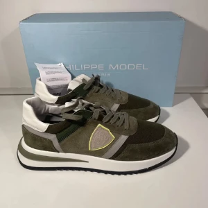 ‼️HELT NYA‼️Philippe Model Trainers Tropez - Först till kvarn ☢️Sjukt feta Philippe Model trainers‼️Perfekta för  en unik och stilren outfit! | Pris: 999 - kan som vanligt diskuteras vid en snabb och smidig affär | Självklart äkta✅ | Frågor eller funderingar? Kontakta mig på Estilo! | OBS! Bilder från han skorna köptes av |