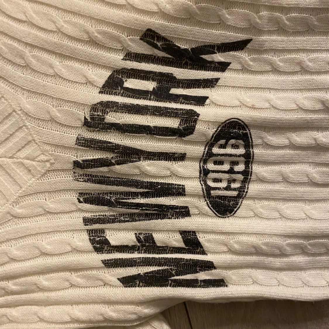 Vit stickad tröja med New York-tryck - 1