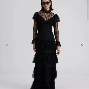 Svart spetsklänning med volanger från Malena  - Elegant & lyxig svart långklänning i spets med volanger. Klänningen har långa ärmar och är perfekt till bal, bankett eller fest. Klänningen är från Malina (by malina) & den är köpt förra veckan (bara använd en middag), så nytt fint skick. Nypris 4500kr, säljer för 4000kr. Kan skicka mer bilder💞💞