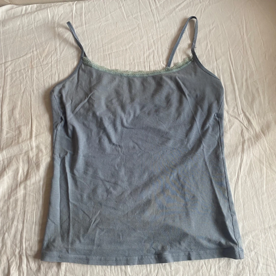 Grå linnetopp med spetsdetalj