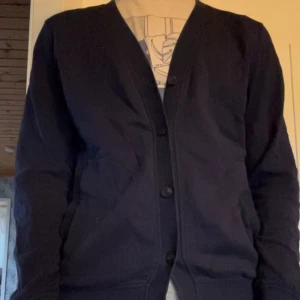 Blå cardigan från HM - Säljer en stilren Cardigan från HM i storlek s/m