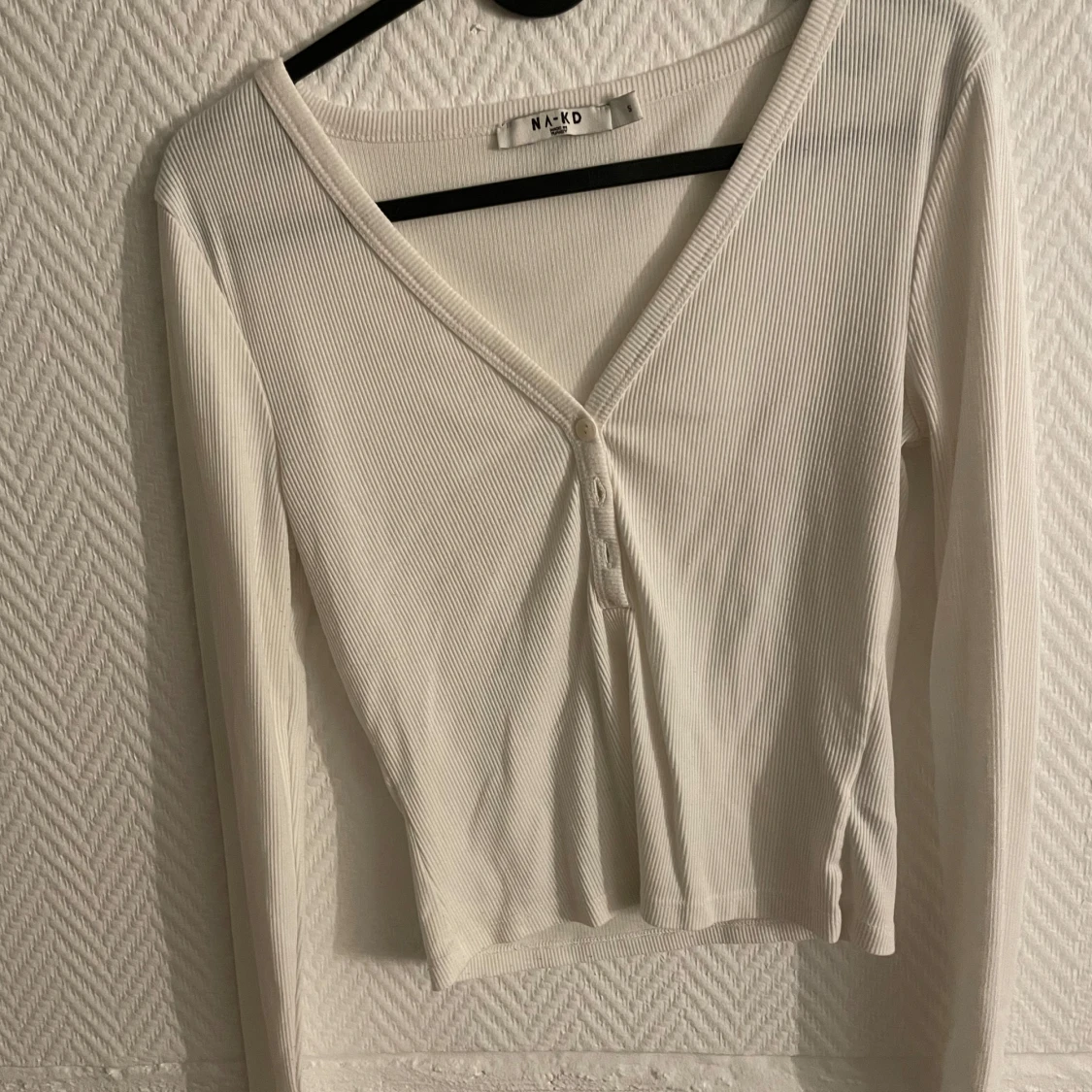 Vit ribbad tröja från Na-Kd