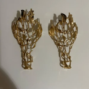 Klackaskor dekoration  - Säljer ett par nya klackaskor dekorationer🫶🏼Säljer de pågrund av att de inte har används. De sätts dit på klacken av dina skor och sitter där smidigt men kan tas av igen om det hade önskas ☺️