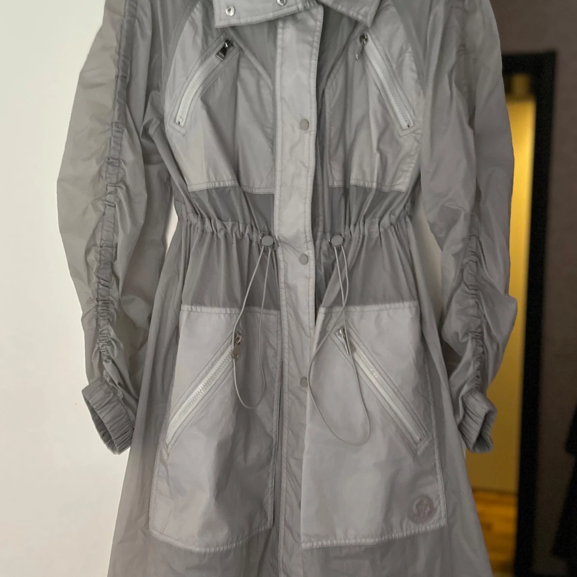 Grå regnjacka från Moncler