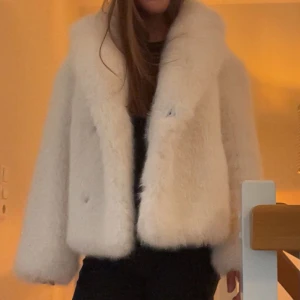 Vit pälsjacka - Säljer denna snygga fluffiga vita jacka, som är endast använd två gånger, tänkte behålla därför utan prislapp kvar💕💕