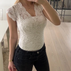Spets body - Vit spets body som aldrig är använd. Den är helt genomskinlig men på bilderna har jag en bolero under, lika snygg på båda sätten. Köpt på plick
