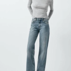 Blå jeans med rak passform - Straight midwaist zara jeans som inte säljs längre❤️