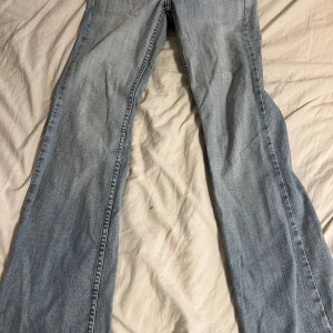 Ljusblå jeans från Gina Jeans - Snygga ljusblå jeans från Gina Jeans med klassisk design. De har en dragkedja och knapp framtill samt fickor både fram och bak. 