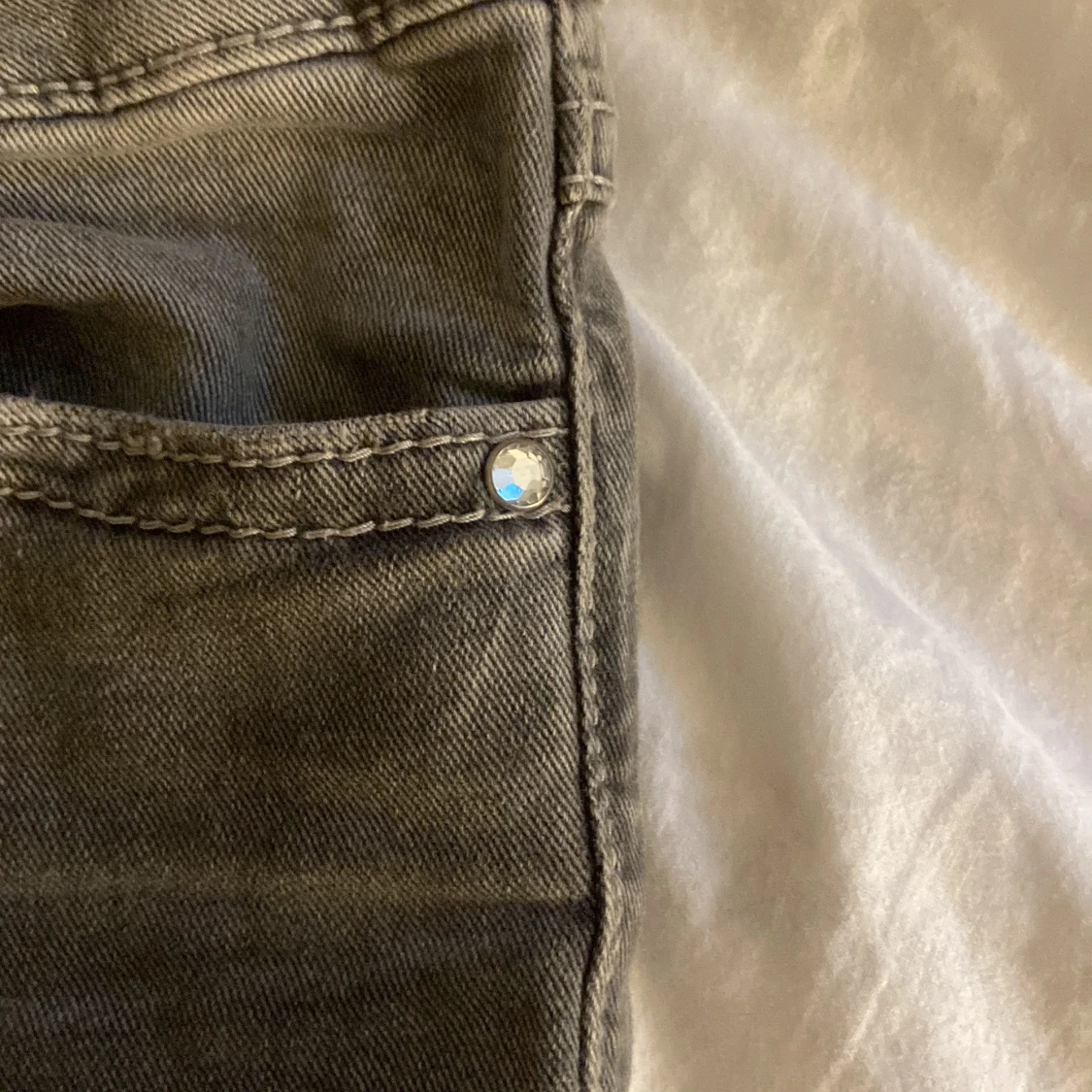 Grå jeans från Gina Tricot - 3