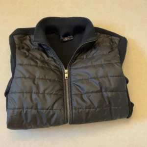 Jimmy Sanders Cardigan - Säljer denna Jimmy Sanders cardigan som är perfekt inför våren, säljs inte längre men är köpt för runt 1500, slå ett pm vid minsta fundering 