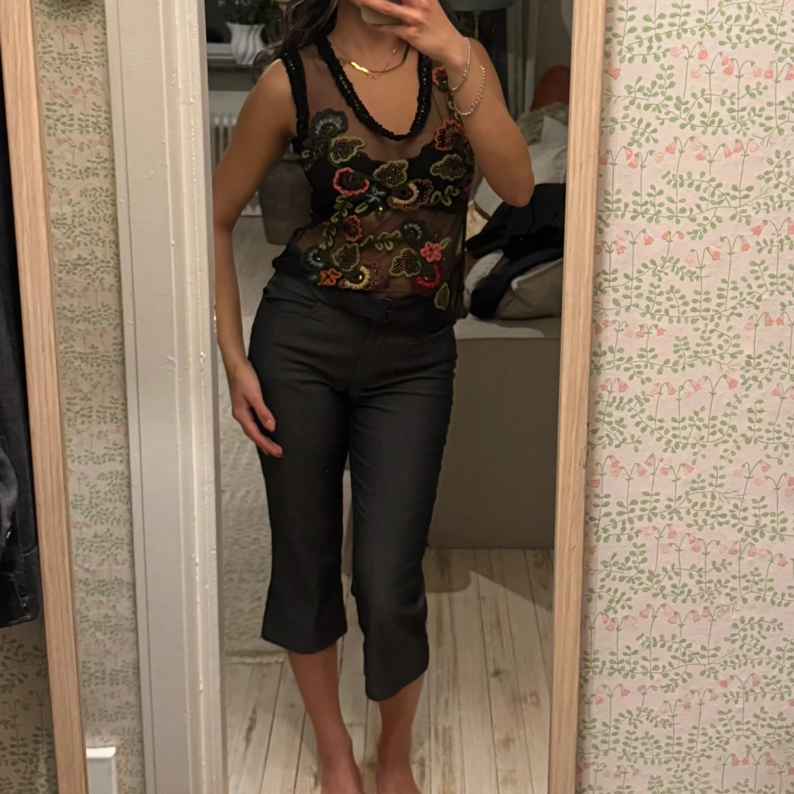 Blommig ärmlös topp - 1