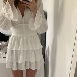 Zara  klänning  - Jätte söt vit klänning, perfekt till midsommar/ skolavslutning/ studenten. Köpt från zara o är helt slutsåld på hemsidan. Endast använd 1 gång. Säljer då den tyvärr är för liten för mig. 