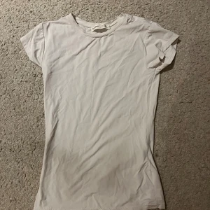 Vit t-shirt från Pull&Bear - Säljer en klassisk vit t-shirt från Pull&Bear i storlek XS. Perfekt basplagg med korta ärmar och rund hals! Tillverkad i mjukt material för en bekväm passform!!😍😍😍☺️❣️