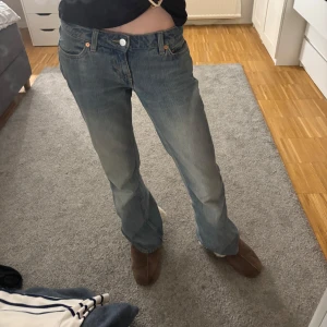 Lågmidjade jeans - Ett par skitsnygga och trendiga jeans från weekday🙌🏼🙌🏼 Sälj då de inte kommer till användning så ofta⭐️ Endast använda ett fåtal gånger!!