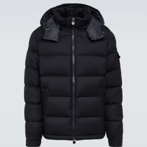 Svart pufferjacka från Moncler - Säljer en stilren svart pufferjacka från Moncler. Helt ny använd ett par få gånger. Hör bara av dig om du är intresserad, vill ni ha fler bilder skriv till mig, är ej stressad med att sälja den