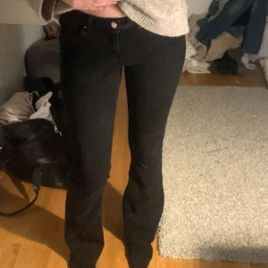 Svarta bootcut jeans - Snygga svarta bootcut jeans med låg midja. Perfekta för en stilren look. De har en klassisk design. Säljer pågrund av att dem ej kommer till användning. Storlek M 34