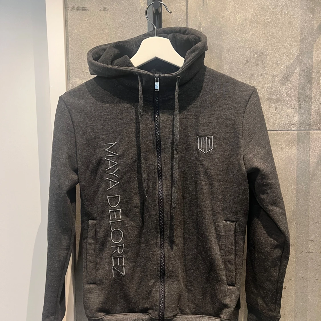 Grå hoodie från Maya Delorez