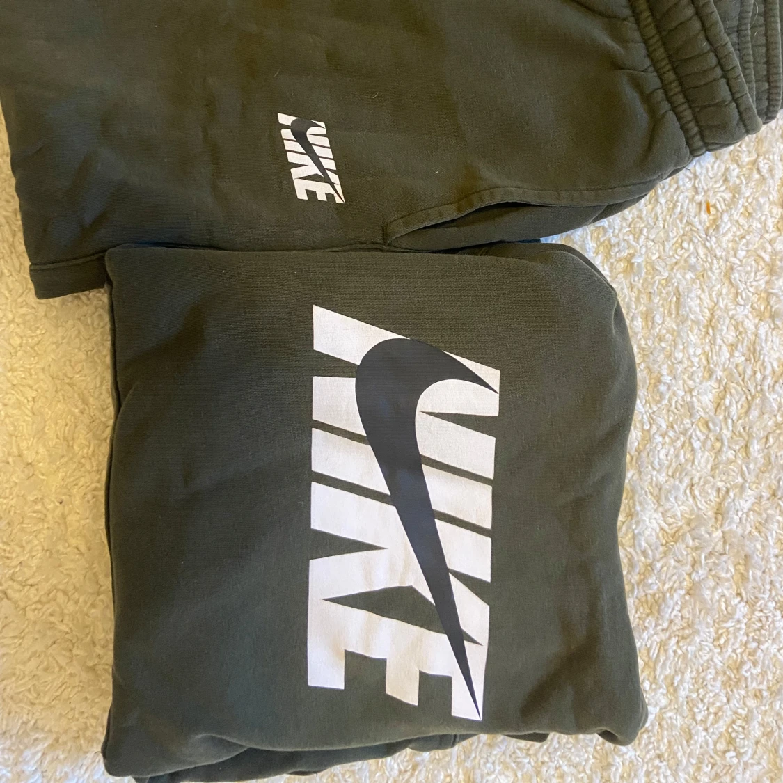 Grön mjukisbyxor och  hoodie från Nike - 1