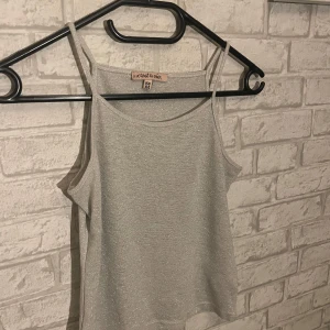 Glittrig silverfärgad linnetopp - Snygg och glittrig silverfärgad linnetopp från c’est la vie. 