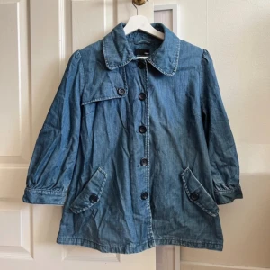 Jeans skjorta  - Jeans skjorta/jacka. Perfekt till våren! Köpt secondhand. Passar 38!!!😍😍