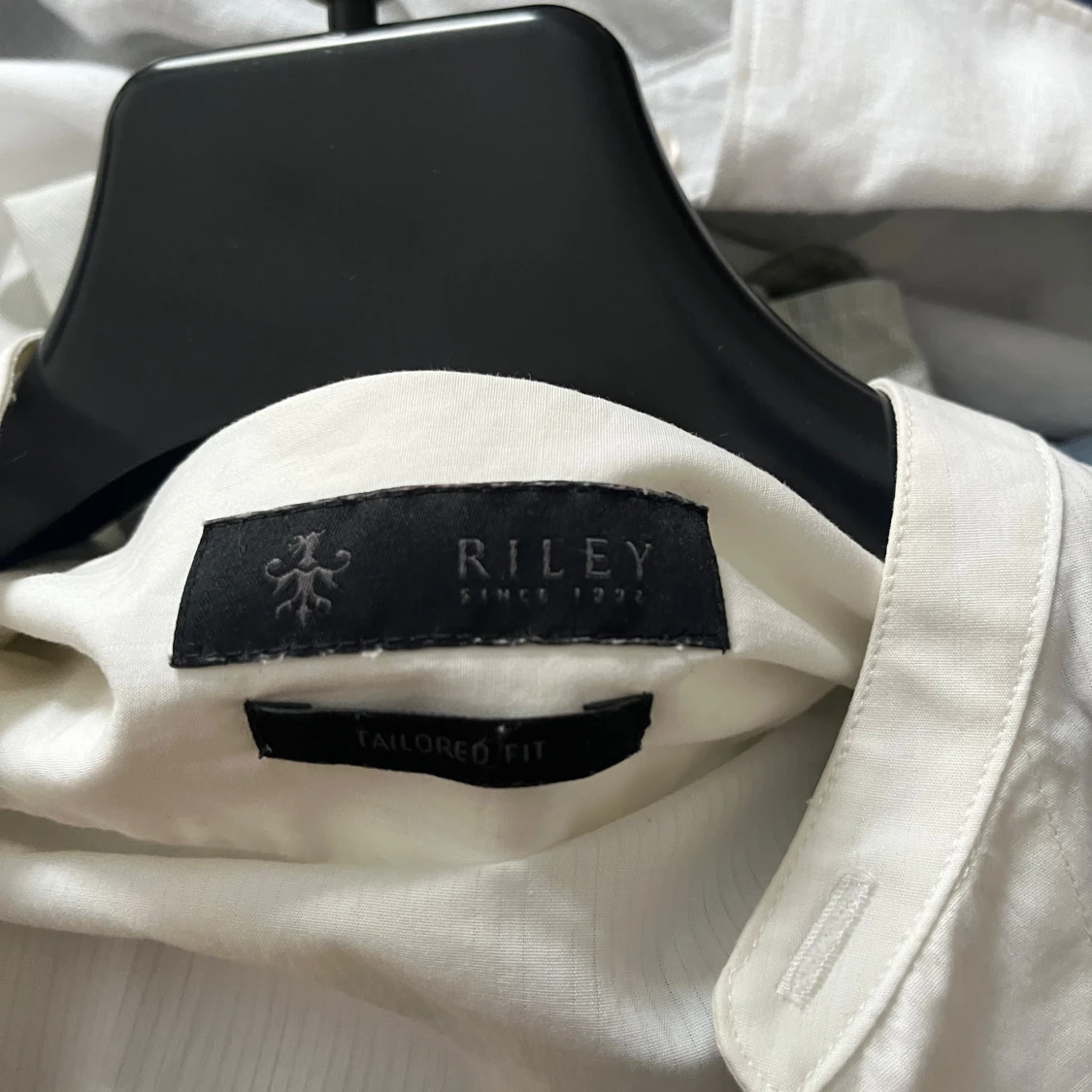 Vit skjorta med knappar - 2