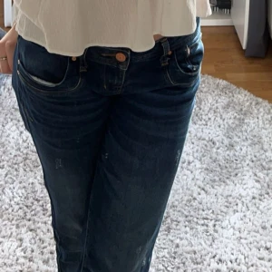 mörkblå ltb jeans - säljer mina ltb jeans i modellen valerie, mörkblå. sparsamt använda så i gott skick. w28 l32 💕