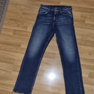  Replay jeans - Tja säljer dessa sjukt snygga jeans från replay. De är i modellen thad och i 8/10 skick. De är i stl 158. Hör gärna av er vid funderingar 